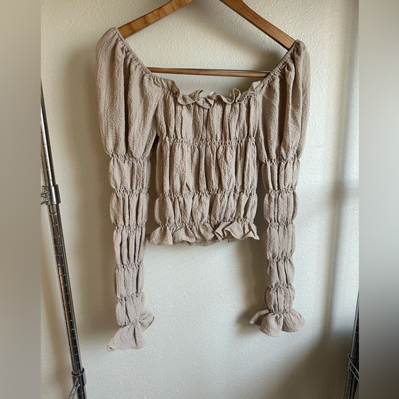 LINE AND DOT Cropped Top. Ruffles and Ruching with long sleeves. - Picture 11 of 11